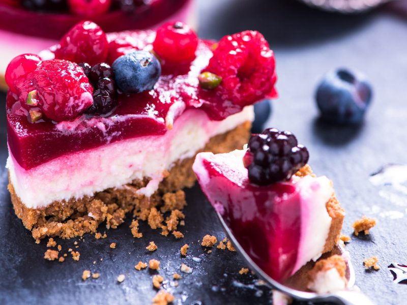 Cheesecake clasic cu fructe de padure congelate cu blat fara coacere